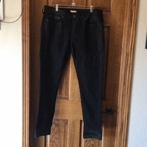 Black skinny boyfriend Levi’s brand